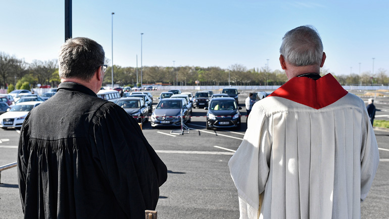 Γερμανία: Ακολουθία της Μ. Παρασκευής σε drive-in λόγω κορωνοϊού